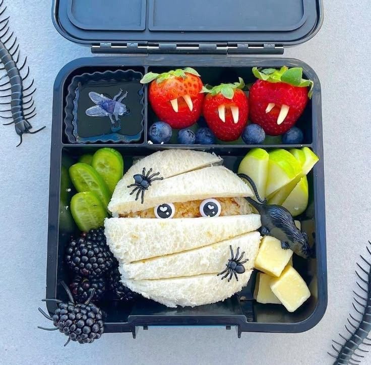 Halloween Bento Box with Spider Webs | Bento lunch ideas for kids spider and spiderweb, Spooky food for halloween, Lunch bento spooky