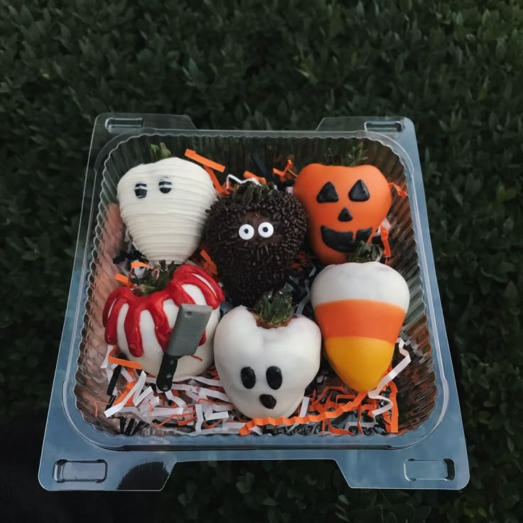 Halloween treat boxes ideas sweets | Cute halloween chocolate covered strawberries, Spooky treats, Halloween food treats