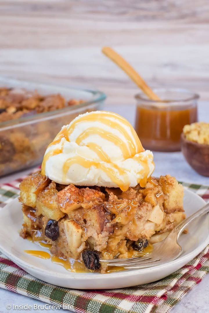 Apple Bread Pudding! 🍎 Soft bread, apple chunks, & raisins baked with a sweet custard!

💕 Comment APPLE below to have the recipe sent to you.