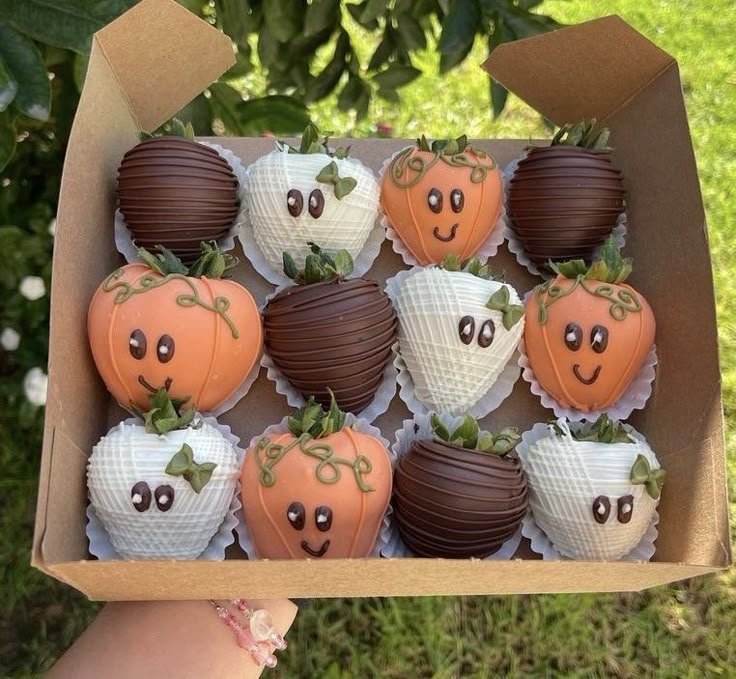 Chocolate covered strawberries fall | Chocolate covered strawberries pumpkins, Fall themed strawberries, Halloween chocolate covered strawberries