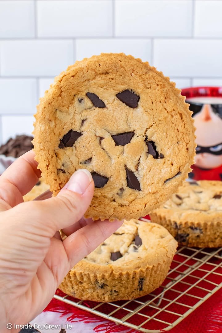 Jack Jack Cookies! ❤️ These large, thick cookies have crispy edges & a soft, gooey center filled with chocolate chunks.

💕 Comment COOKIES below to have this recipe sent to you.