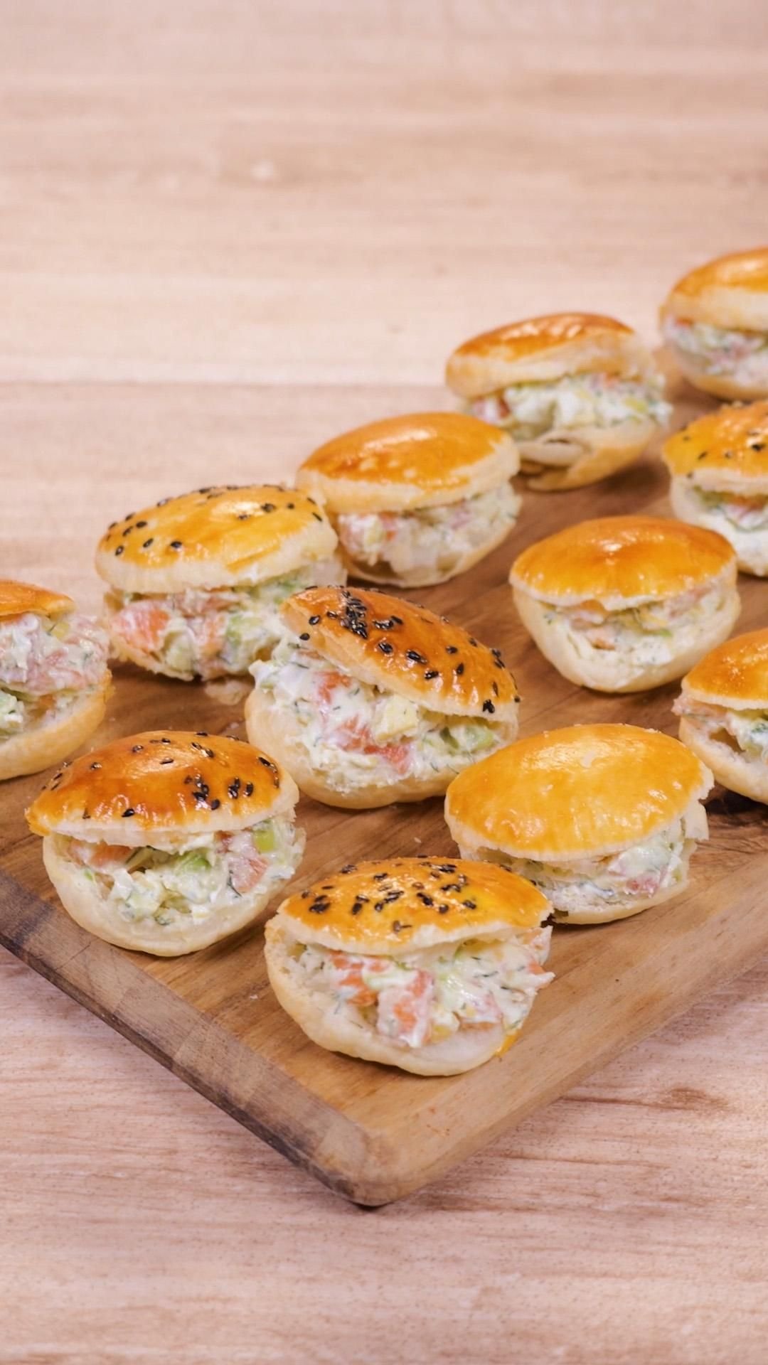 L'ap&eacute;ro ultime et super gourmand ! 😍 La recette 👇 Ingr&eacute;dients (pour 20 pi&egrave;ces environ) : - 1 p&acirc;te feuillet&eacute;e - 150 g&hellip; [Vid&eacute;o] | D&icirc;ner dinatoire anniversaire, Ap&eacute;ro nouvel an, Id&eacute;e repas dinatoire anniversaire