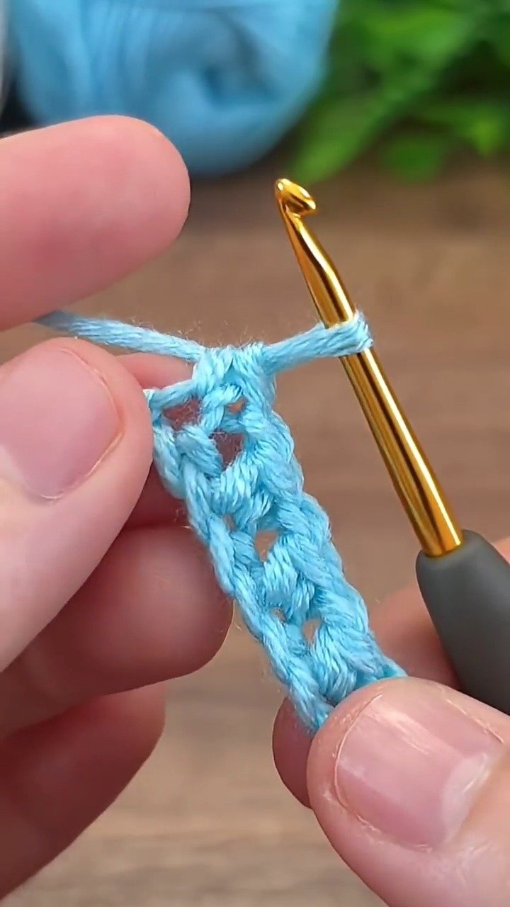Auf der Suche nach dem ultimativen gemütlichen Babydecken-Muster? ☁️ Dieses dicke, kuschelige Stichmuster hält die Kleinen besonders warm und eingekuschelt.