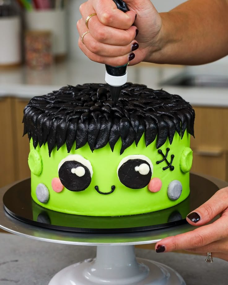 Frankenstein Cake - Homemade Recipe & Detailed Tutorial | Pastel frankenstein, Helloween cake, Halloween cake for kids
