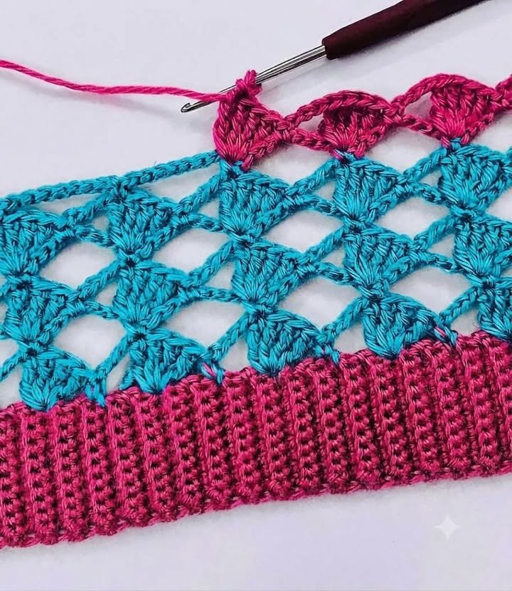 Ruft alle Häklerinnen! 💖🩵 Helles Magenta + elektrisches Türkis—liebe es oder lass es? 🤔 Diese Spitzenmuscheltextur kombiniert mit einem festen gerippten Rand schafft den hübschesten Abschluss! Was würdest du mit t... kreieren?