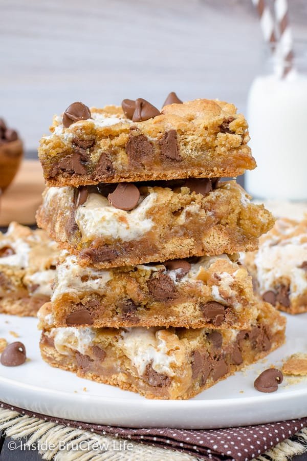 S'mores Blondies! 🤎 Buttery, chewy, and packed with gooey marshmallow, chocolate, and graham crackers.

💕 Comment SMORES below to have this recipe sent to you!