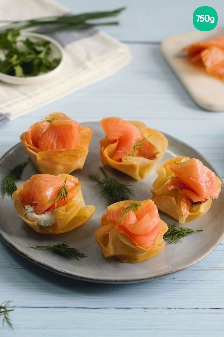 Nids de feuilles de brick au saumon fumé et fromage aux herbes