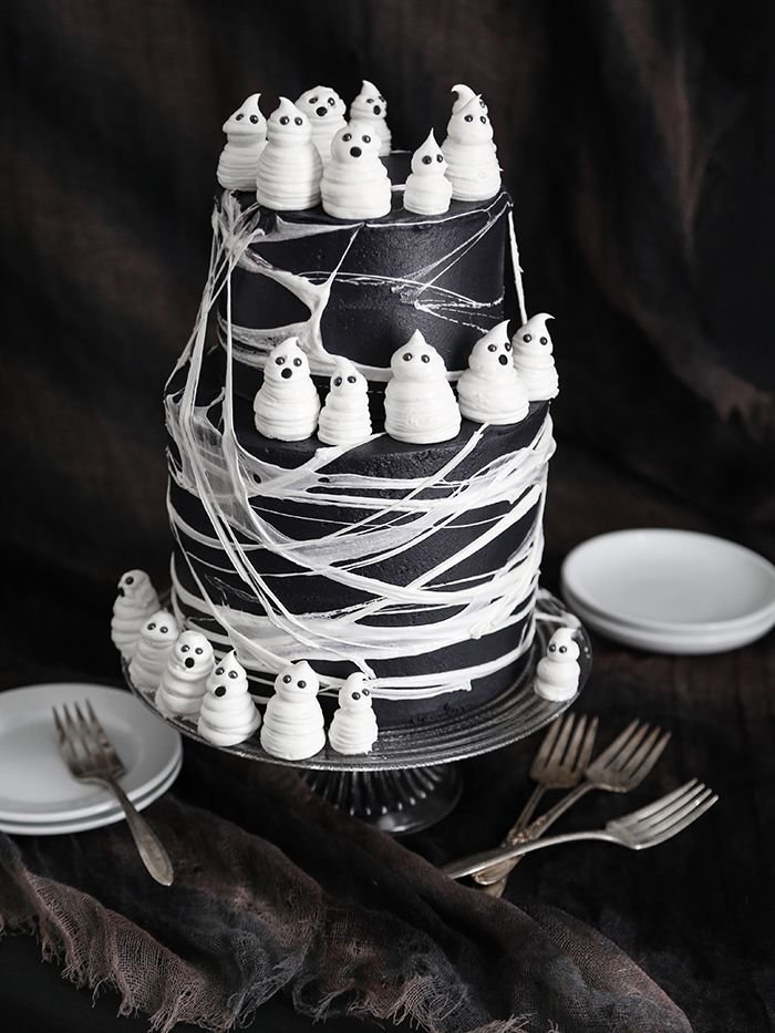 Marshmallow Web Ghost Cake - Sprinkle Bakes