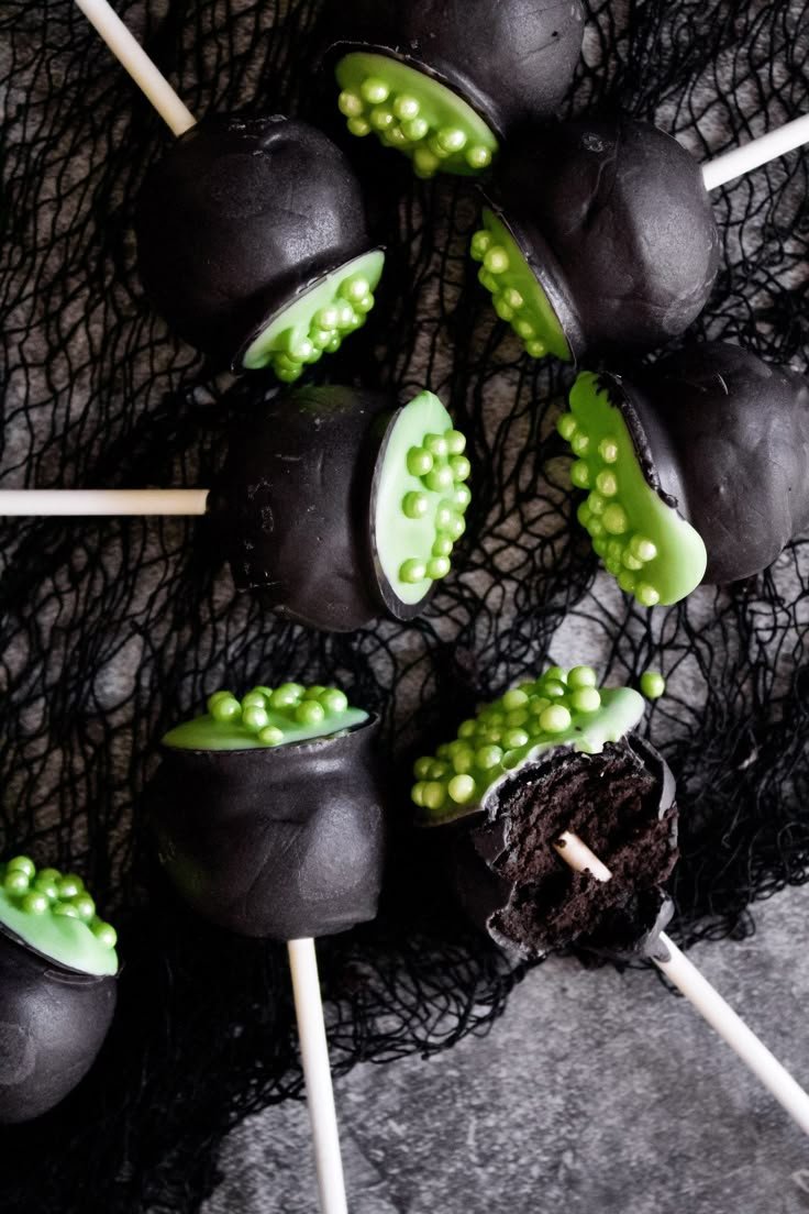 Black Chocolate Cauldron Cake Pops — Poetry & Pies | Black chocolate cake pops, Hocus pocus cake pops ideas, Halloween cake pops