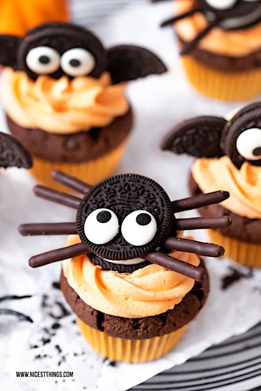 Fledermaus Cupcakes und Spinnen Cupcakes: ein Halloween Rezept für Oreo Cupcakes - Nicest Things
