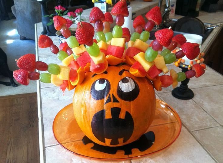 Spooky Halloween Fruit Salad | Kids halloween fruit tray, Pumpkin fruit kabobs, Halloween fruit kabob