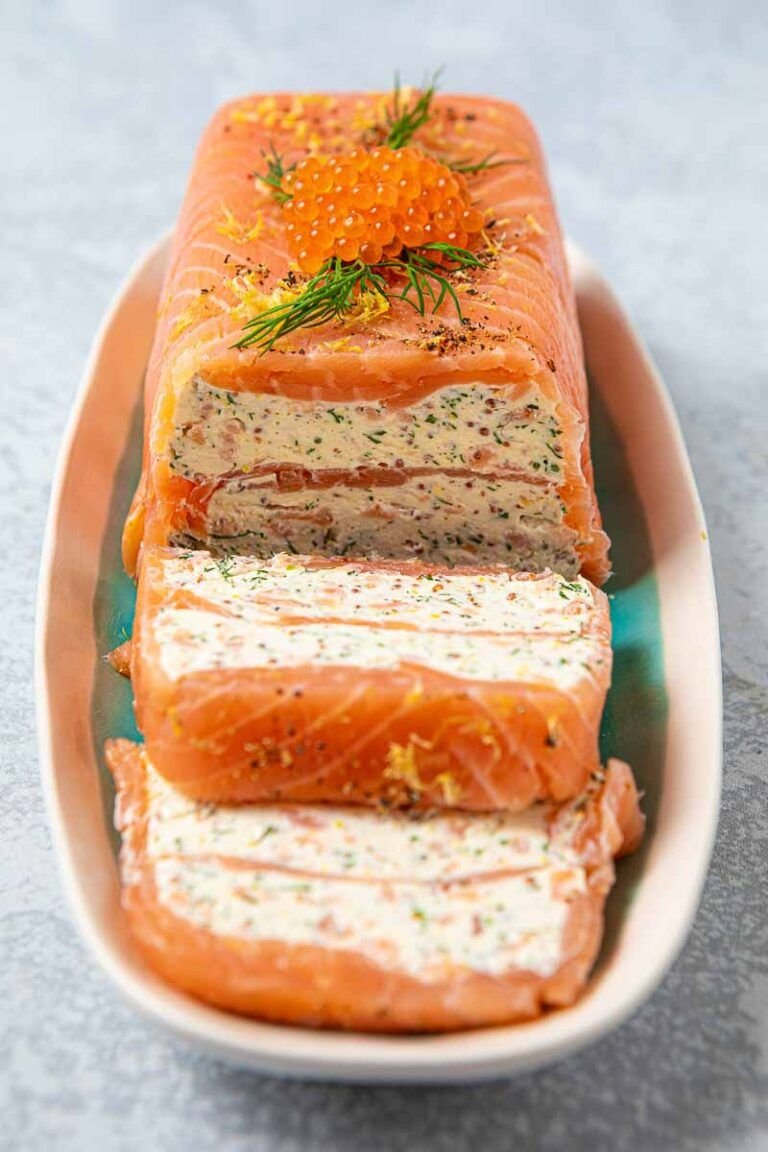 Recette de Terrine de Saumon Fumé - Entrée Parfaite pour Noël | Terrine de saumon au fumé de Noël, Recettes de terrine de saumon, Mousse de saumon