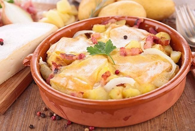 Julie Andrieu dévoile la vraie recette de la tartiflette savoyarde et réchauffe nos longues soirées d’hiver