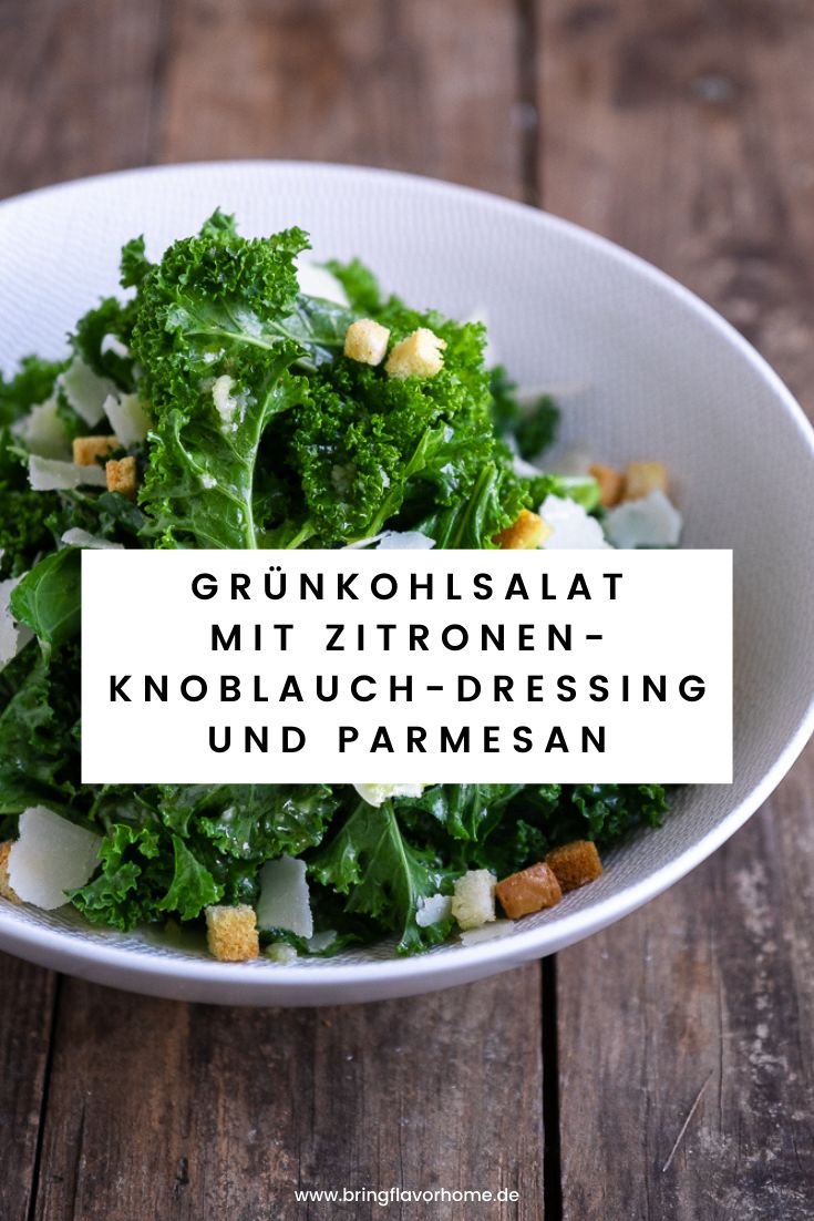 Grünkohlsalat mit Zitronen-Knoblauch-Dressing und Parmesan