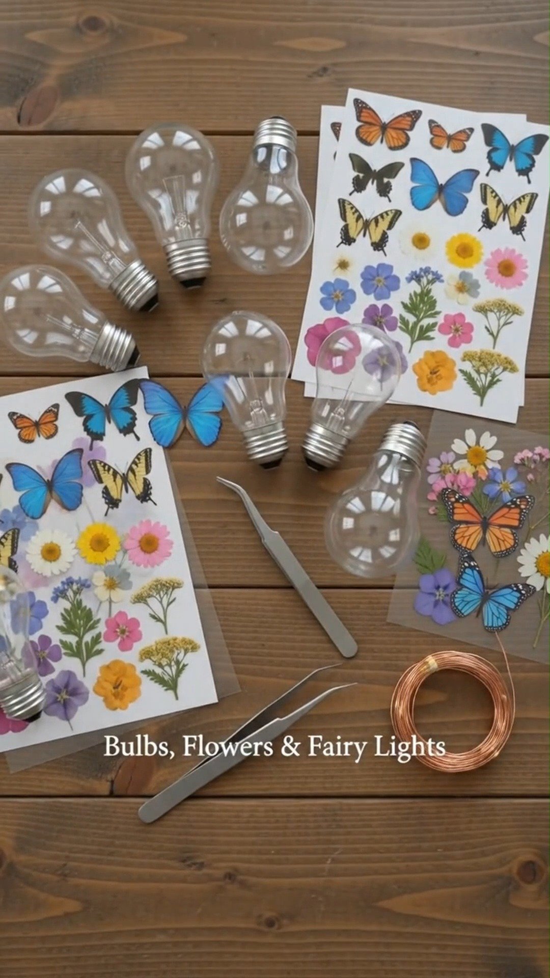 Gepresste Blumen, bunte Schmetterlinge und winzige Lichter verwandeln recycelte Glühbirnen in zarte hängende Laternen. Perfekt für deinen nächsten Basteltag.