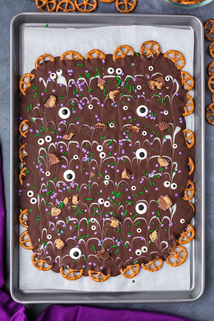 Pretzel Bark is the best Halloween treat! Why spend money at the store when you can just make your own instead? This sim… | Halloween desserts pretzels, Pretzel halloween ideas, How to make m&m pretzel bark