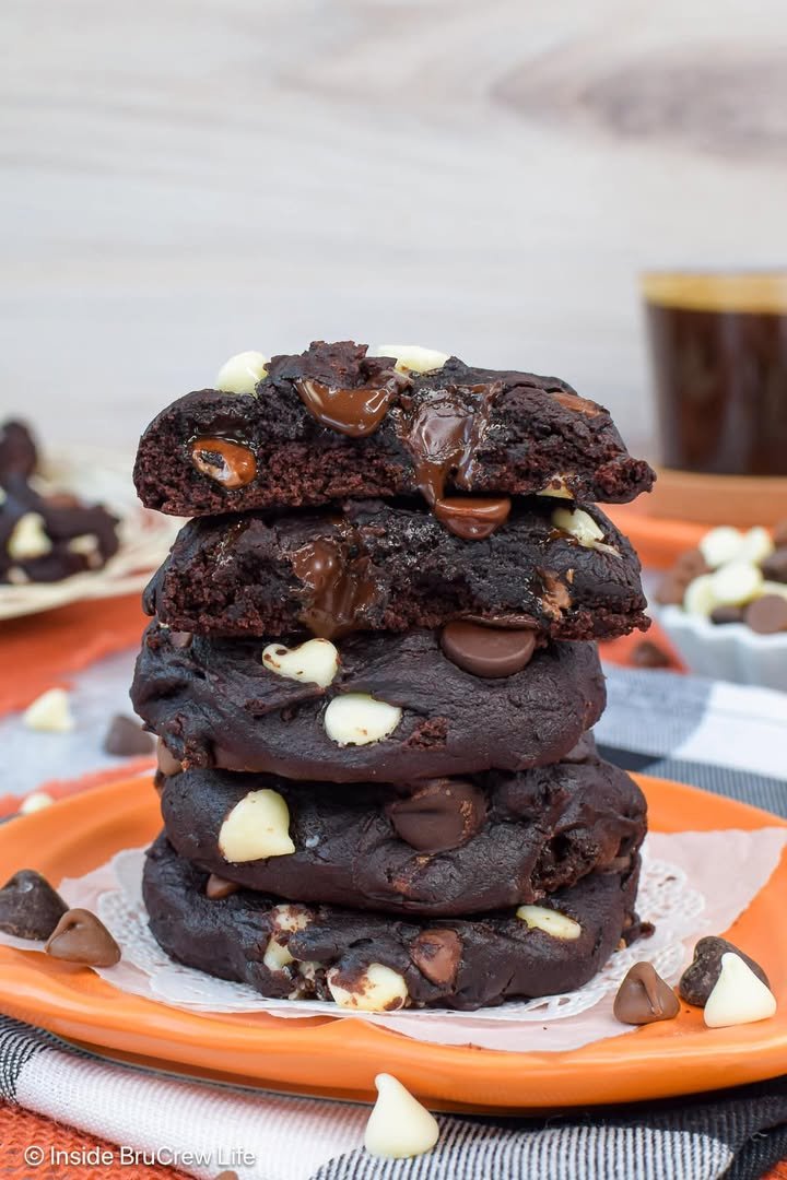 Chocolate Pumpkin Cookies! 🧡 Super fudgy and packed with chocolate chips!

💕 Comment COOKIES below to have this recipe sent to you.
