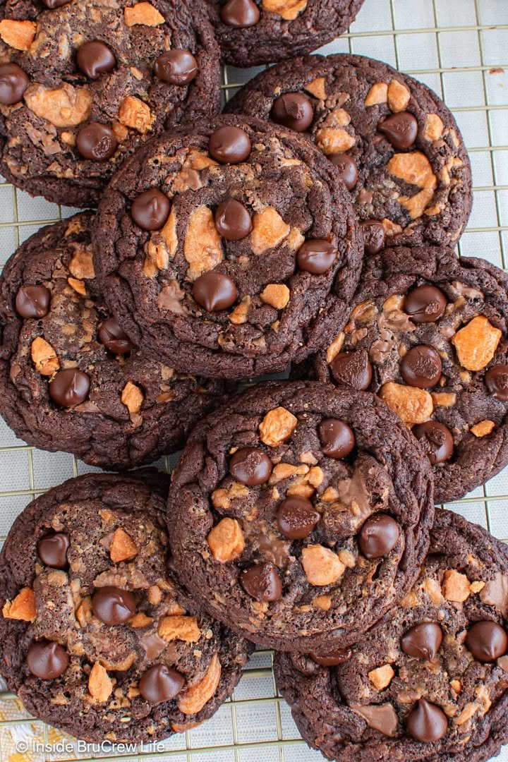 Chocolate Butterfinger Cookies! 🧡 Dark chocolate cookies loaded with chocolate chips & candy bar chunks!

💕 Comment COOKIES below to have this recipe sent to you!