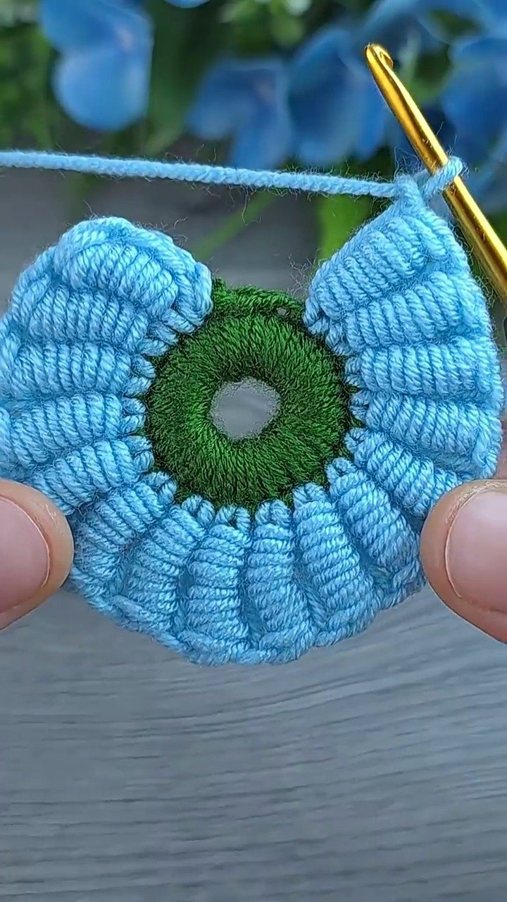 Das perfekte Dekorationsstück für Taschen, Decken oder Haarschmuck! 💙 Schau dir diese schnelle Schritt-für-Schritt-Blütenblatttechnik an.