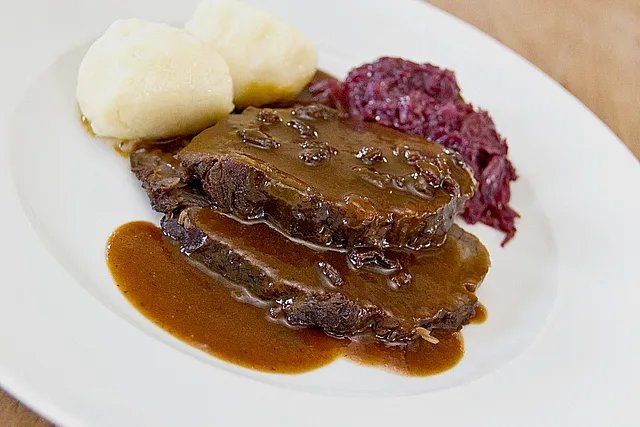 Sauerbraten mit Rotkohl und Kartoffelknödel