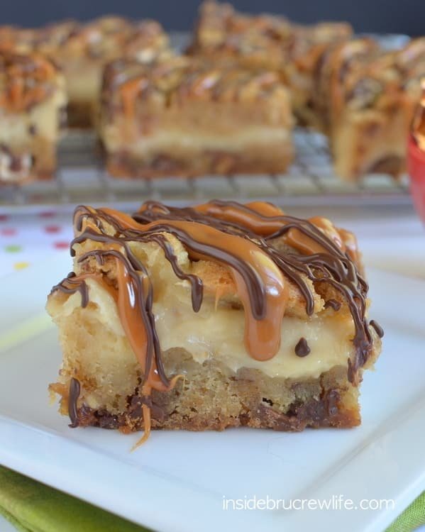 Caramel Milky Way Cheesecake Bars! 🧡 Loaded with candy bars and topped with caramel and chocolate.

💕 Comment CARAMEL below to have this recipe sent to you.