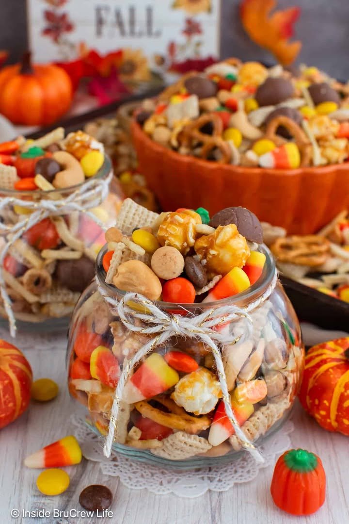 Fall Snack Mix! 🧡 Every scoop has a fun combo of sweet, salty, crunchy, and chewy.

💕 Comment SNACK below to have this recipe sent to you!