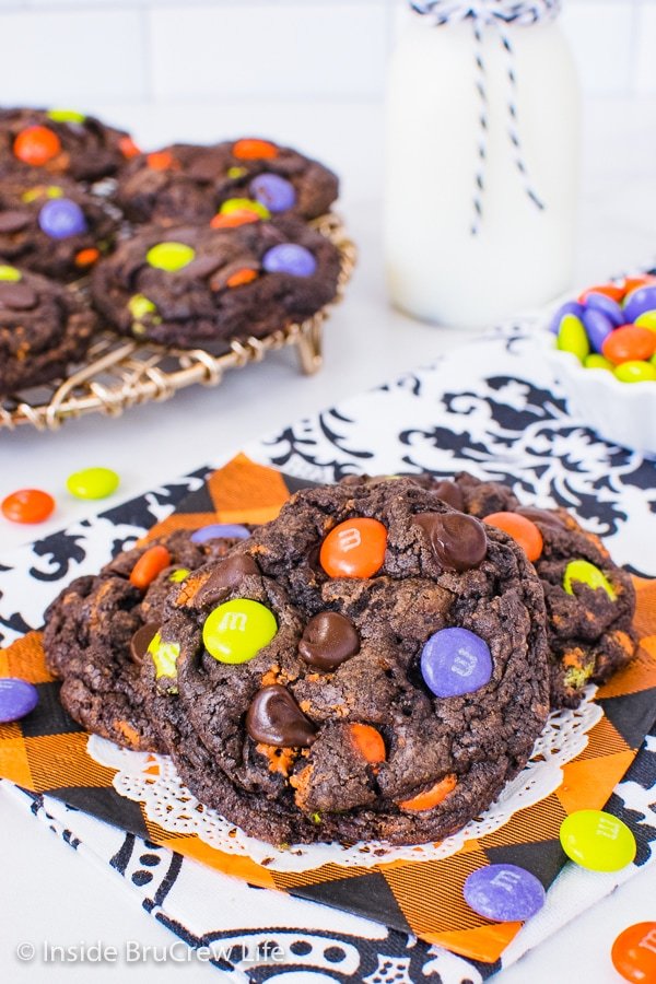 Chocolate Halloween Cookies! 🎃 Soft, delicious, and full of chocolate chips and colorful candies.

💕 Comment COOKIES below to have this recipe sent to you.