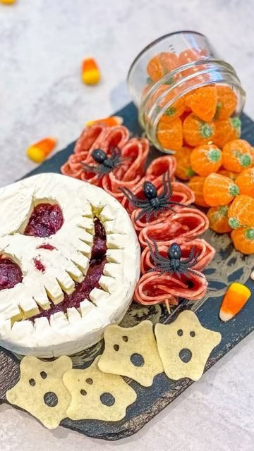 Jack skellington cheese | Oogie boogie charcuterie board, Nightmare before christmas charcuterie, Comida halloween