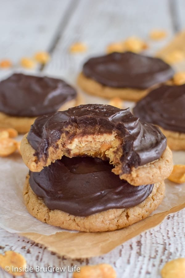 Snickers Surprise Cookies! 🤎 Each soft cookie has a hidden candy bar & is topped with chocolate icing.

💕 Comment SNICKERS below to have this recipe sent to you!