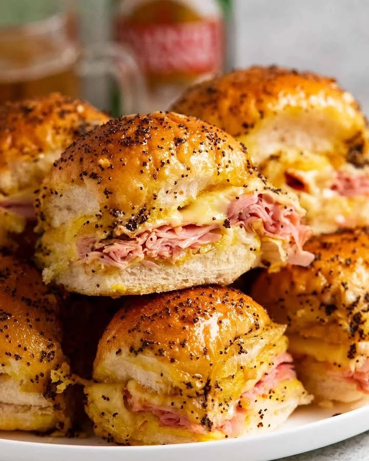 Sliders with ham and melted cheese