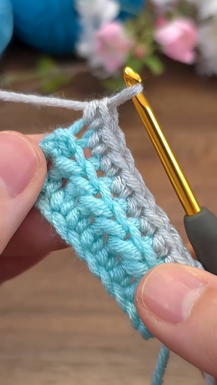 Wechselnde pastellblaue und graue Wolle zaubert totale Magie! 🩵 Sieh dir an, wie mühelos dieses gestreifte, strukturierte Blanket entsteht.