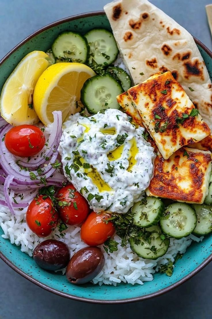 Griechische Halloumi Bowls mit Tzatziki