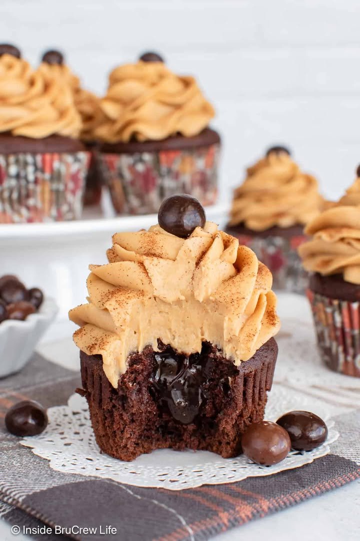 Mocha Cupcakes! ☕️ A pocket of hot fudge & espresso buttercream gives these chocolate cupcakes a fun flair.

💕 Comment MOCHA below to have this recipe sent to you.