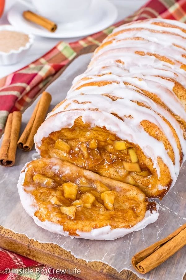 Apple Pull Apart Bread! 🍎 Layers of apple pie filling & cinnamon sugar-coated dough bake into a gooey loaf.

💕 Comment BREAD below to have this recipe sent to you!