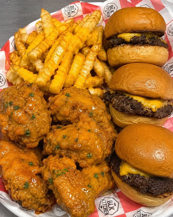 Plateau de Burgers &Eacute;cras&eacute;s au Fromage et d'Ailes de Poulet Buffalo