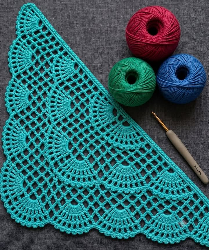 Der traumhafteste Drapé, den du jemals häkeln wirst! 🧶✨ Meistere dieses atemberaubende Pfauenfächer-Spitzenstola, bevor der Sommer endet.