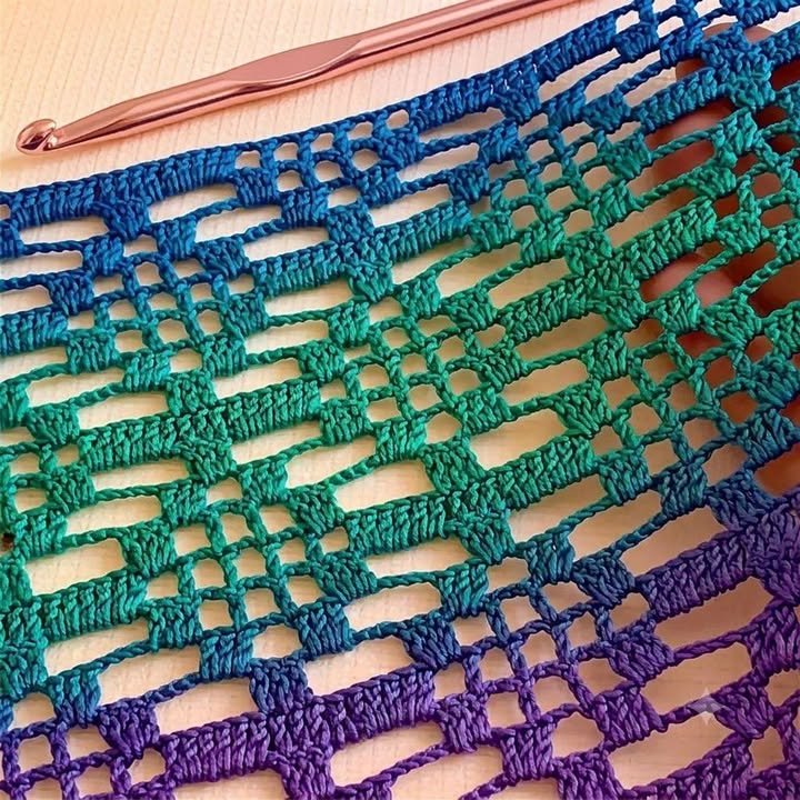 Ruft alle Häkelbegeisterten! 🌊 Das luftige, geometrische Spitzenmuster erzeugt eine so leichte, luftige Textur! Was würdest du mit diesem Stoff machen: einen Sommerstrand-Sarong, einen leichten Schal oder einen Markt...