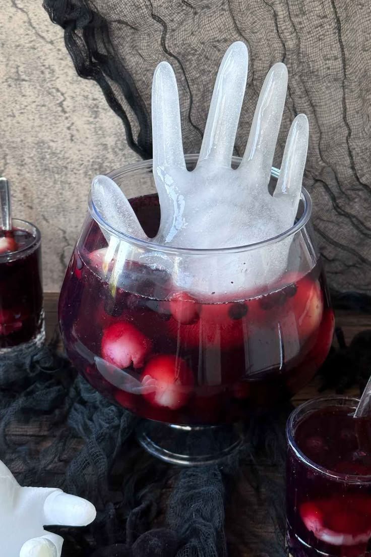Mit Litschi und Früchten kannst du eine alkoholfreie rote Halloween-Bowle zur Gruselparty einfach selber machen. Zum Rez… | Halloween buffet deko, Gruselbowle, Essen ideen halloween
