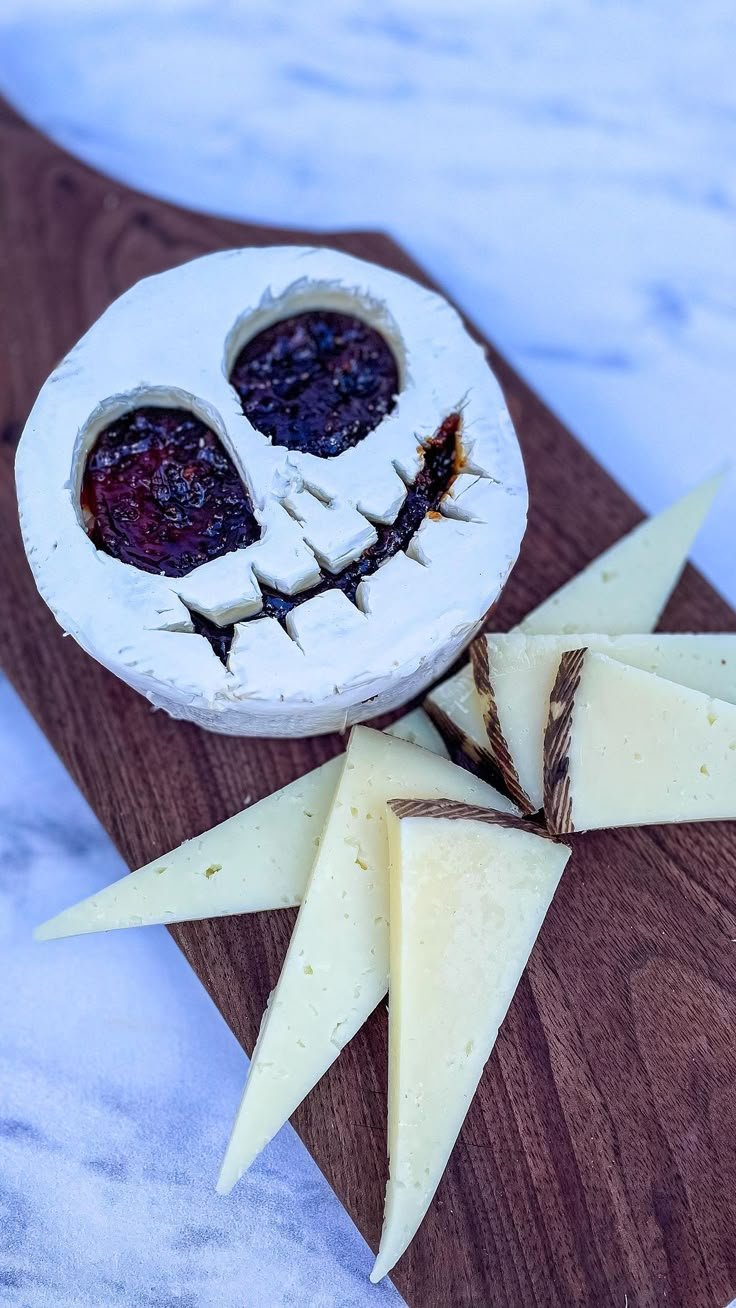 Halloween Charcuterie: Don't Brie Scared - Jack Skellington Cheese Board | Diy spooky cheese platter, Halloween cheese platter, Halloween party food ideas