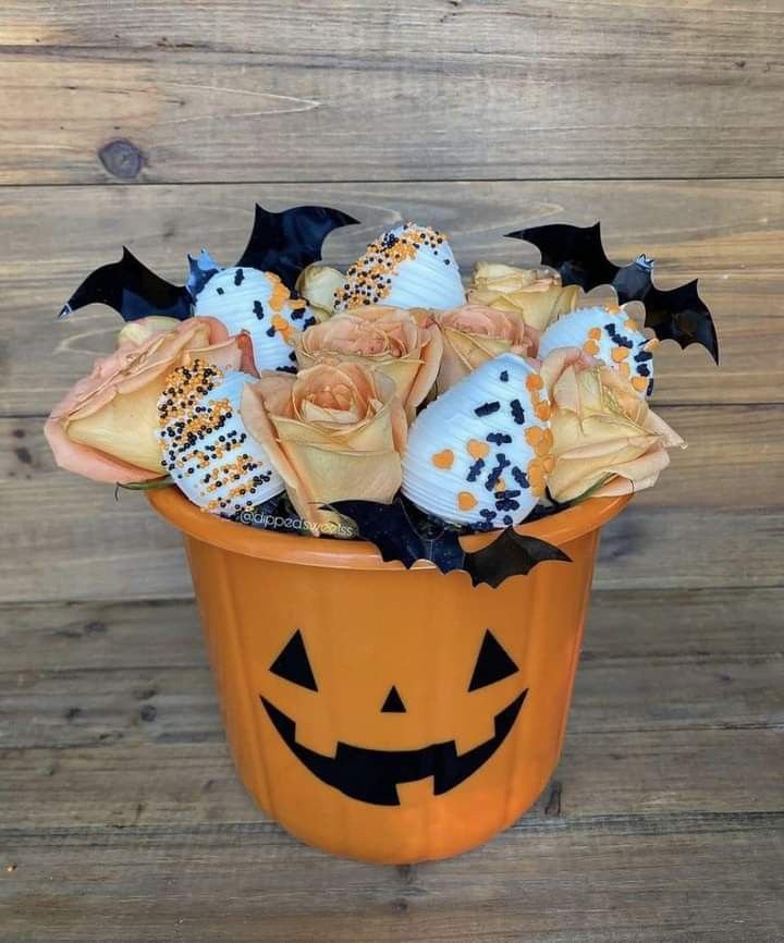 Halloween Chocolate Covered Strawberries | Halloween edible arrangements, Halloween fruit bouquet, Halloween chocolate covered strawberries for boyfriend