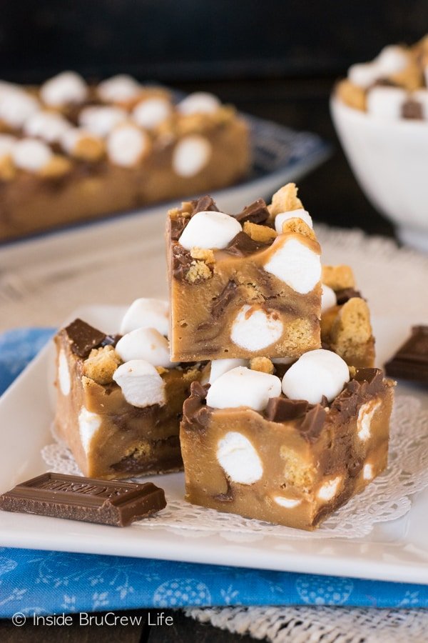 Caramel S'mores Fudge! 🤎 This sweet treat is loaded with marshmallows, graham crackers, and chocolate.

💕 Comment FUDGE below to have this recipe sent to you.