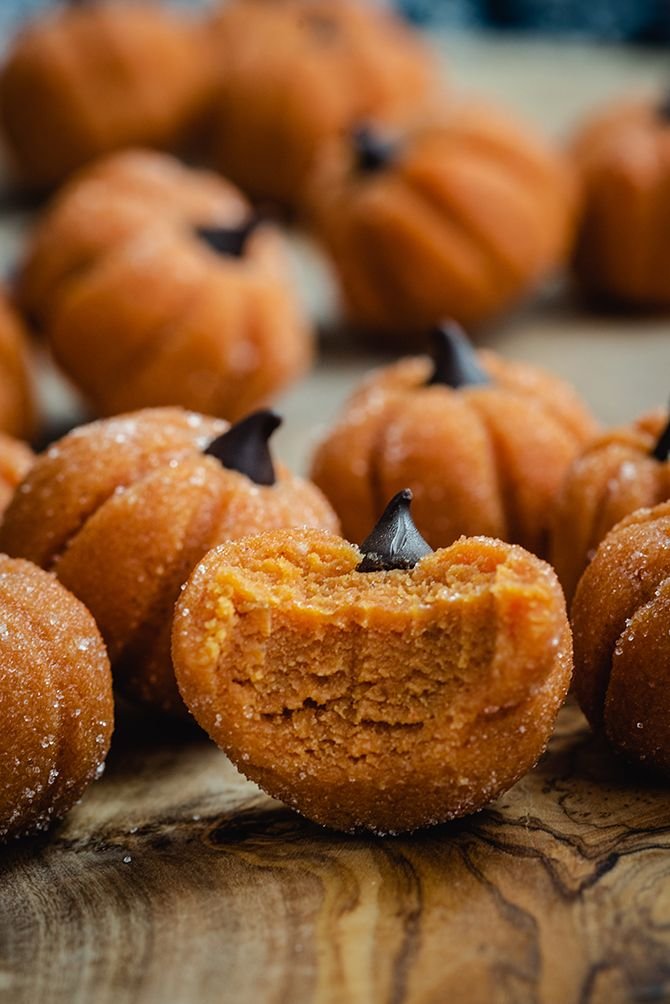 Leckere Schokoladenkekse - Rezept und Anleitung | Fall pumpkin cheesecake truffles, Pumpkin cheesecake truffle recipe, Fall treats