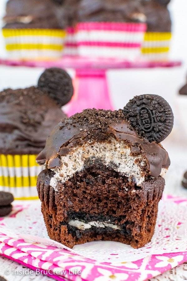 Cookies & Cream Cupcakes! 🤎 Each one has a hidden Oreo in the bottom & a sweet cookie frosting dipped in chocolate.

💕 Comment CUPCAKE below to have this recipe sent to you.
