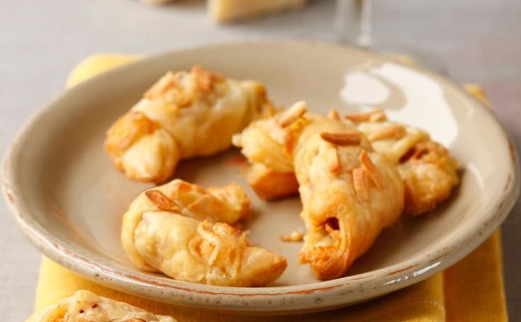 Kipferl mit Datteln und französischem Weichkäse • Rezept