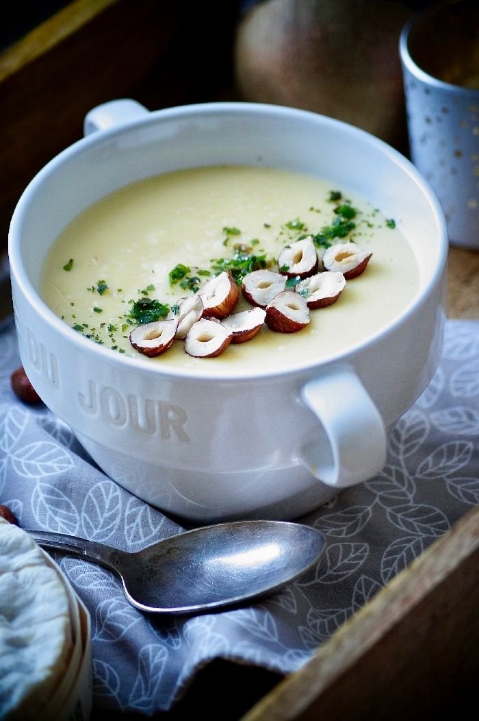 Velouté de panais onctueux aux noisettes · Aux délices du palais