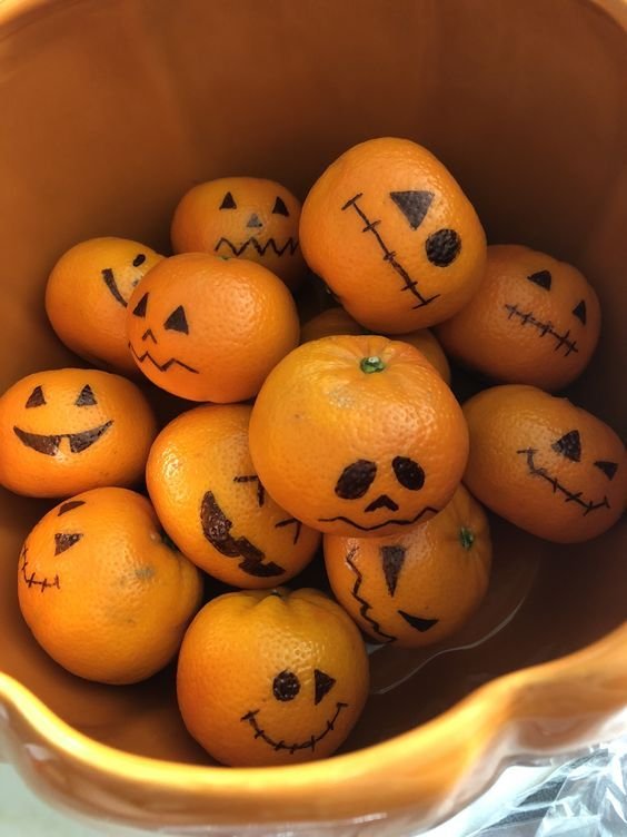 Cute and Funny Orange Faces | Comida de halloween para niños, Comidas decoradas de halloween, Bocadillos para halloween