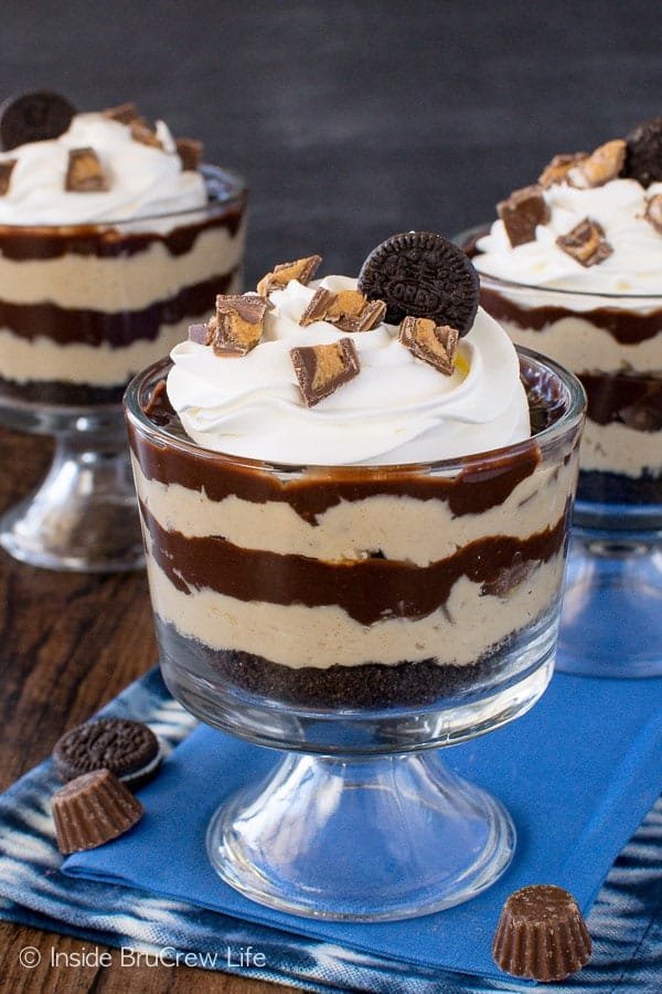 Peanut Butter Pie Parfaits! 💙 Layers of creamy chocolate, peanut butter, & Reese's candies make these disappear quickly!

💕 Comment PARFAIT below to have the recipe sent to you.