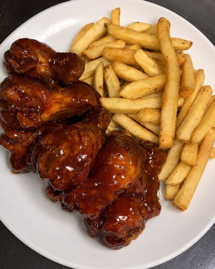 Ailes de poulet collantes au miel et frites croustillantes