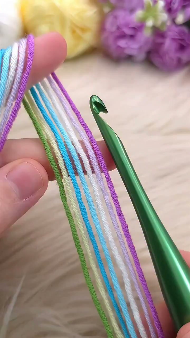 Warum hält sie gleichzeitig 5 verschiedene Farben Garn? 🤯🧶