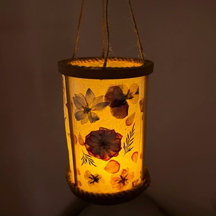 Tea bags can become the base for such a beautiful piece of decor! 🌸✨
Pressed flowers, soft light, and a simple idea turned them into a delicate hanging lantern. When the light is on, the flowers glo...